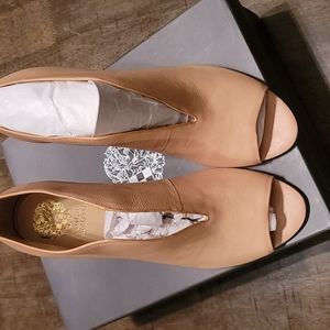 Vince Camuto Andrita Black Leather Plunge Cut Bootie. Size 9.5